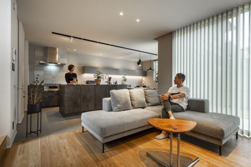 LDKでくつろぐご夫婦の施工実例