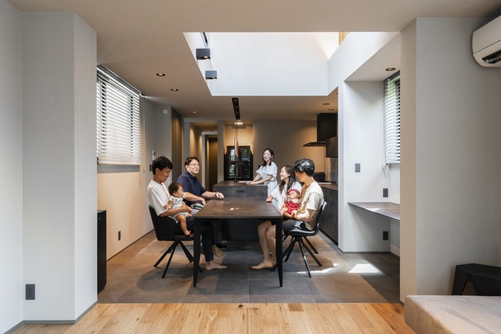 ダイニングに集まっている家族の施工実例