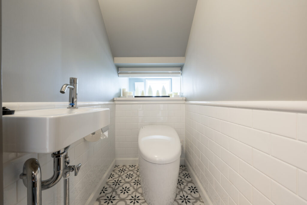 越壁にタイルを採用した海外テイストのトイレ