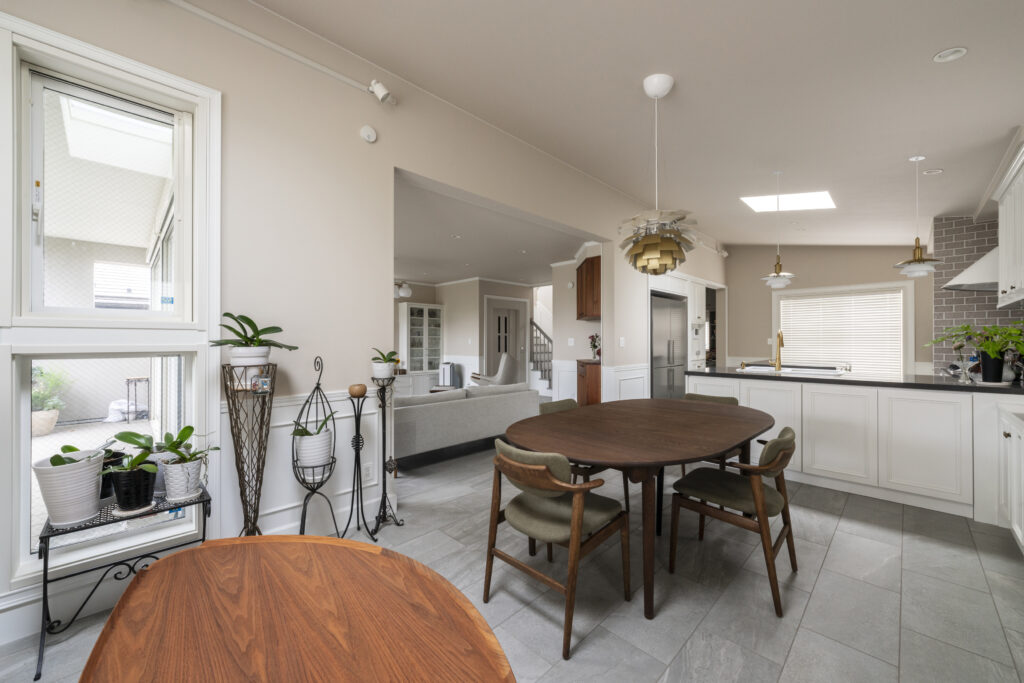 FILE製の家具のあるダイニング