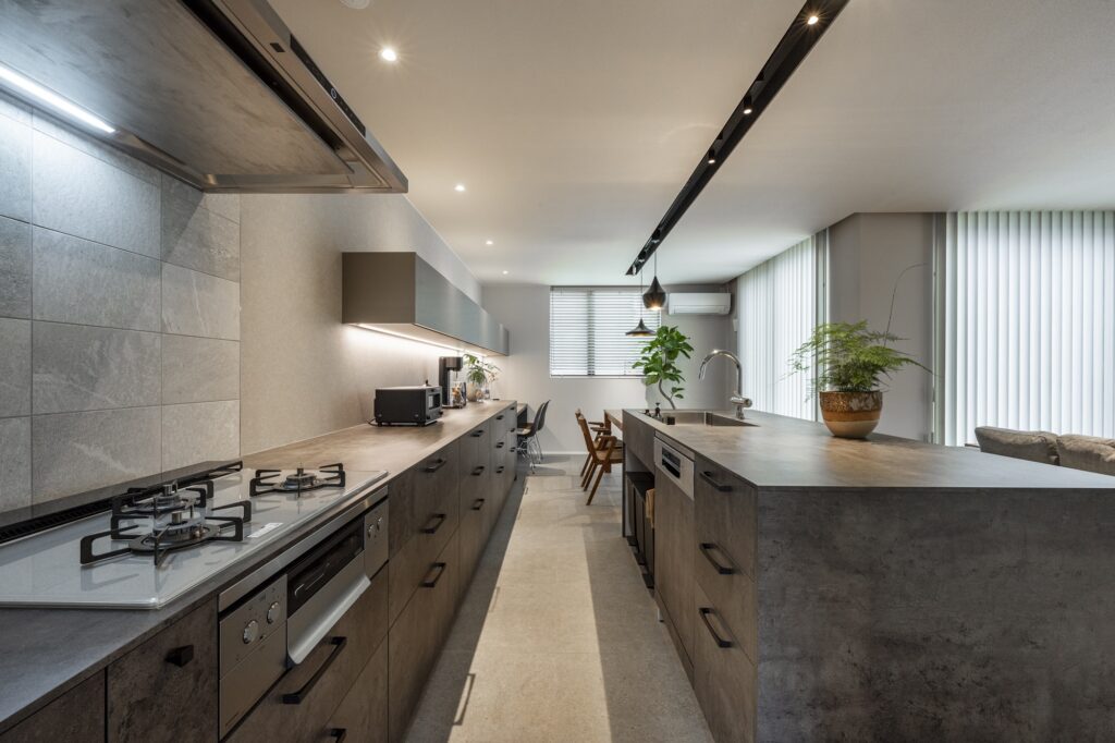 ライムストーンを再現したグレーのタイル床