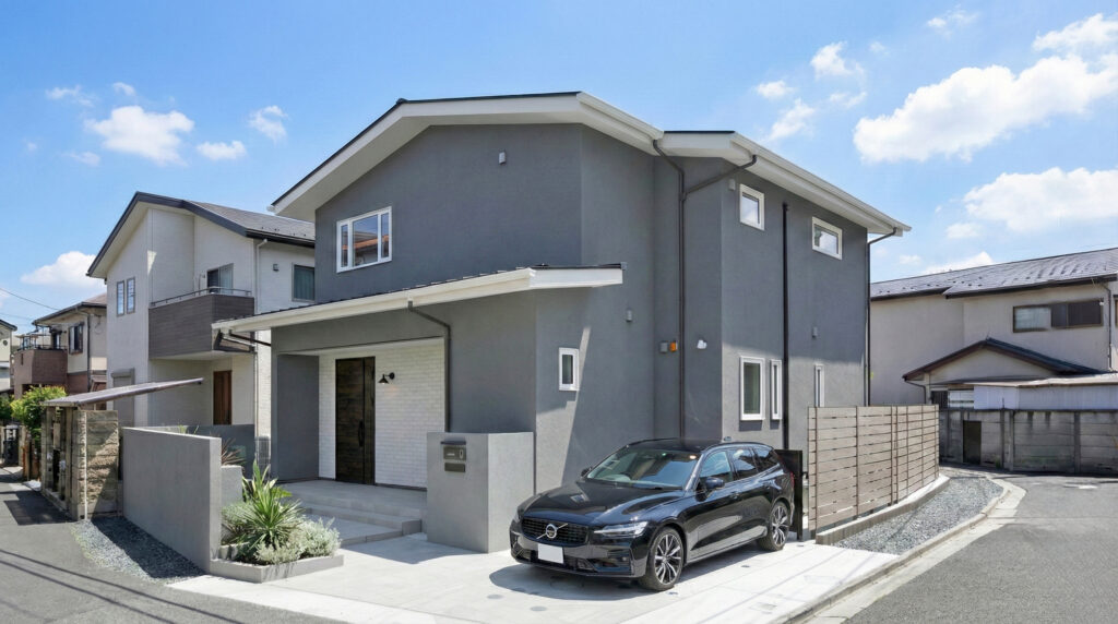 ブルーグレーの塗り壁の外壁