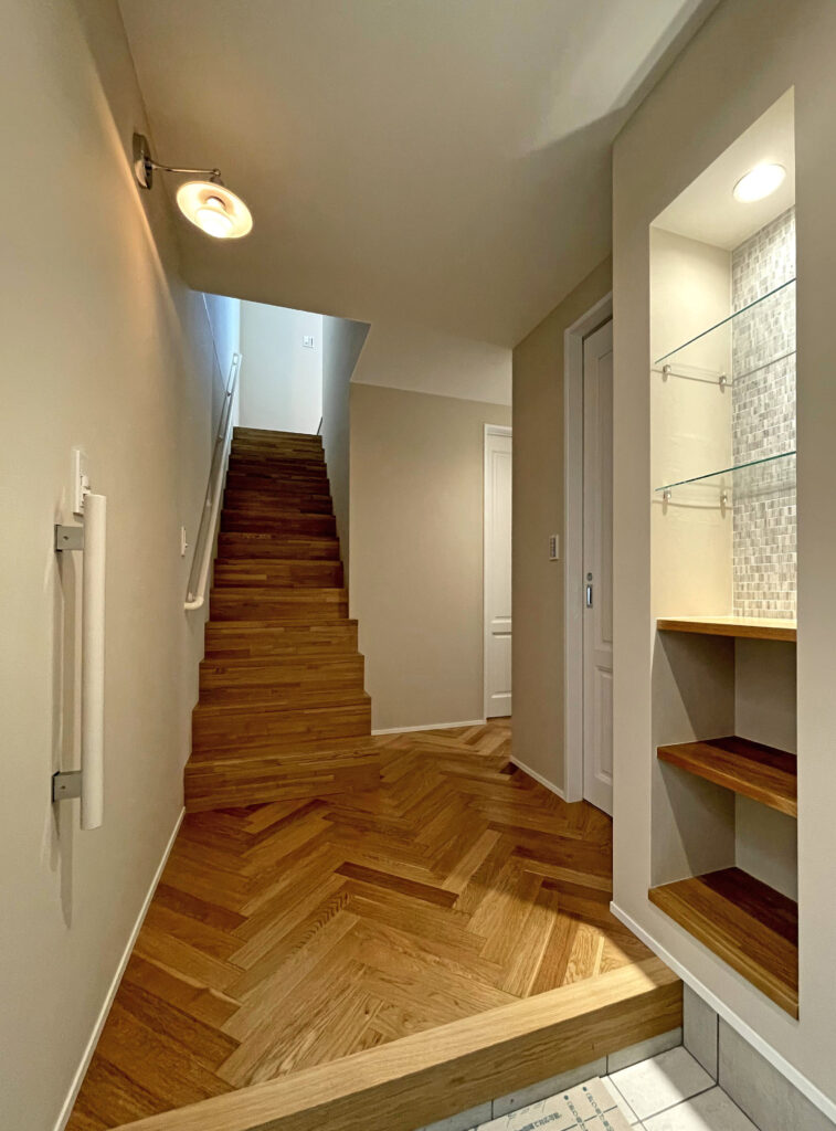 ヘリンボーン床のある玄関ホール