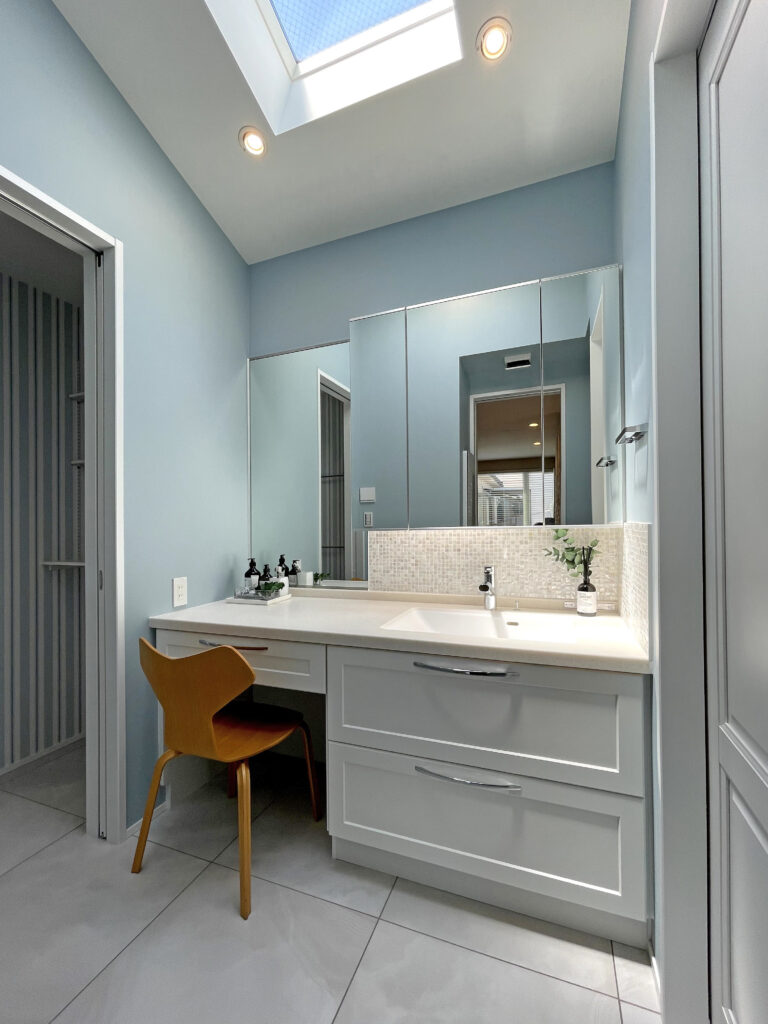 框扉の洗面台×天窓