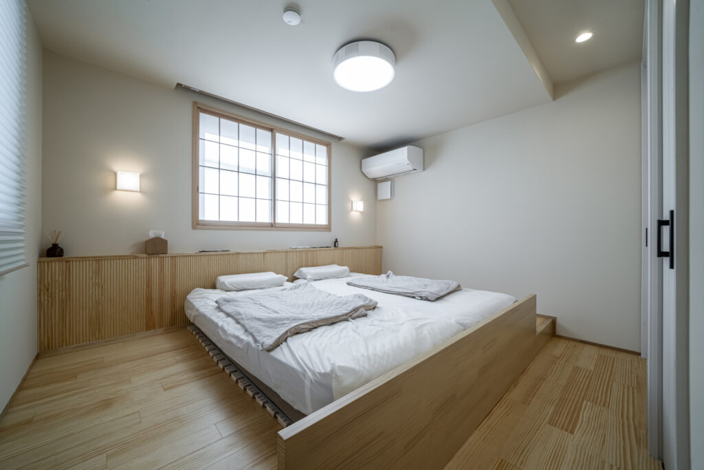 和モダン×こあがりのベットルーム
