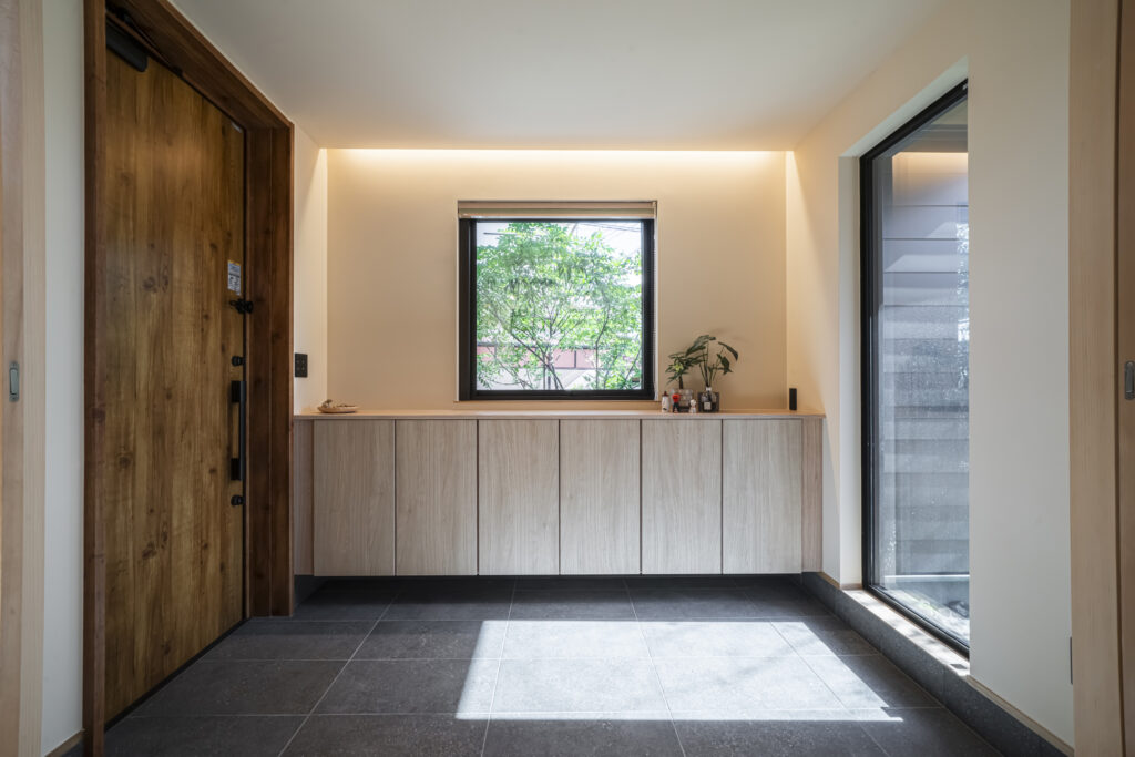 ピクチャーウィンドウのある玄関ホール