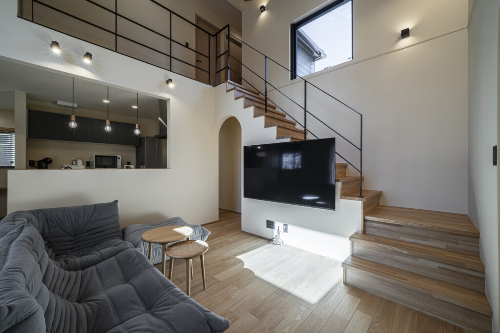 アイアン手摺と壁掛けテレビ