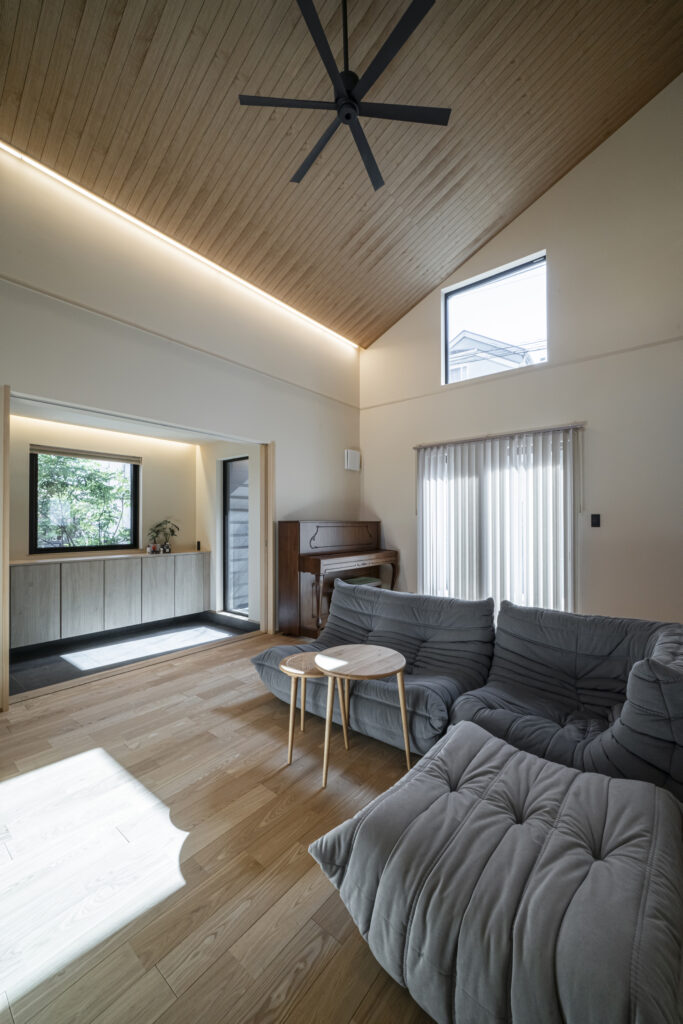 天井板張りの吹き抜け空間