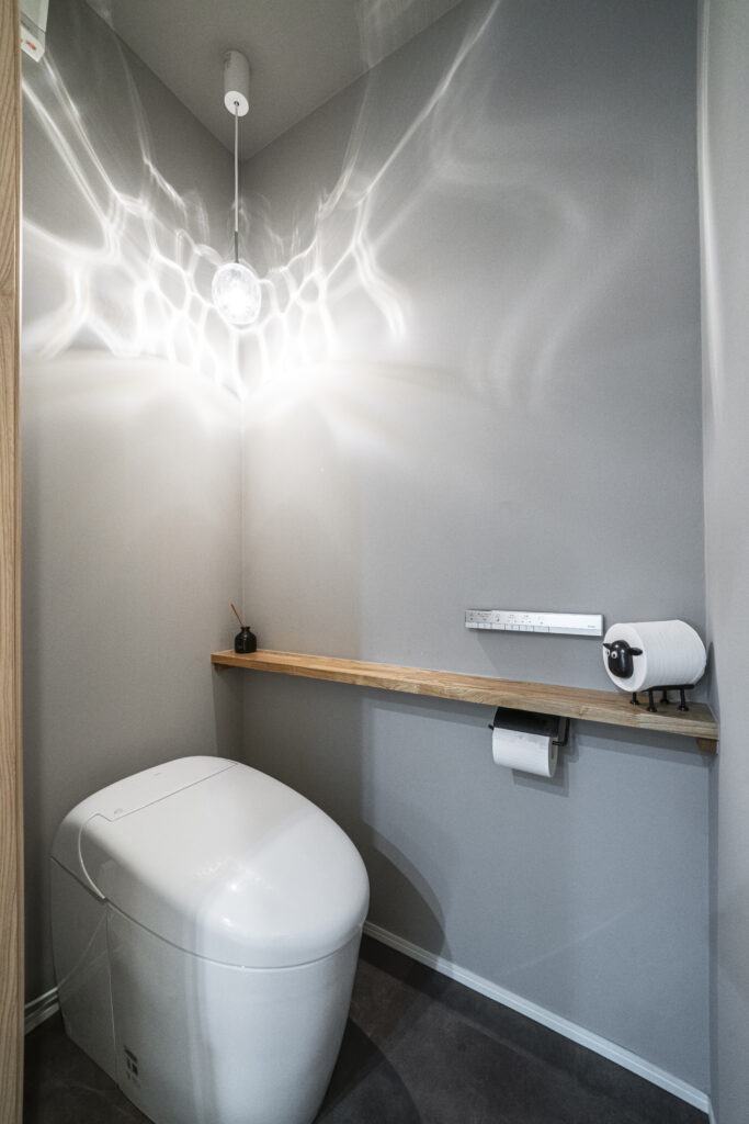 ペンダントライトが主役のトイレ