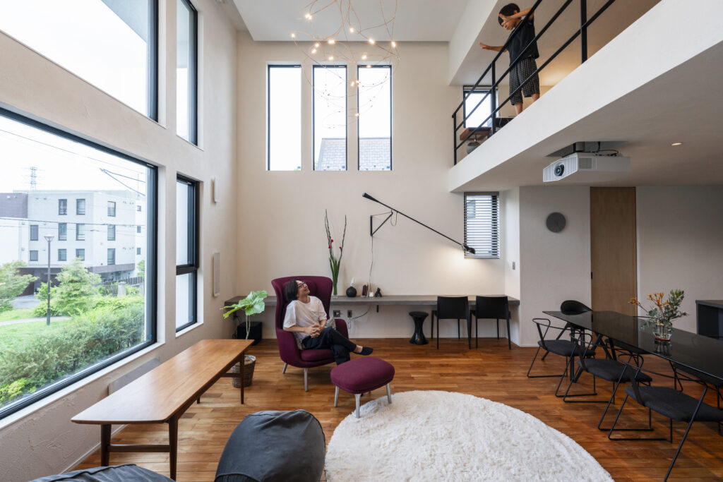 ミニマルなデザインと調和する自然素材の心地よさ。細部までこだわりを尽くした「光の美しい家」。