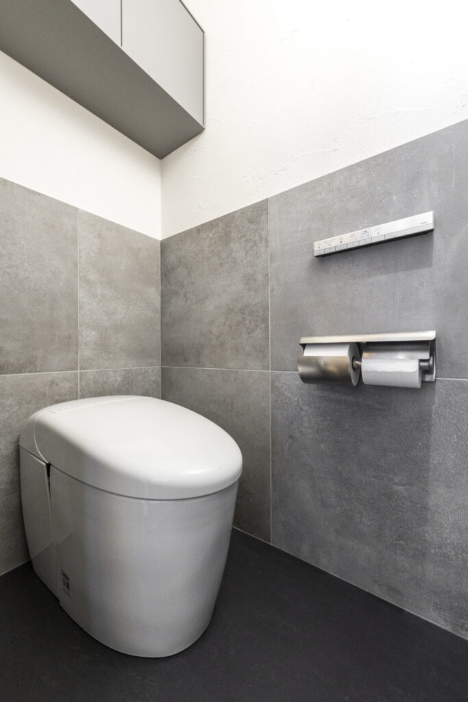 スタイリッシュなグレーのトイレ