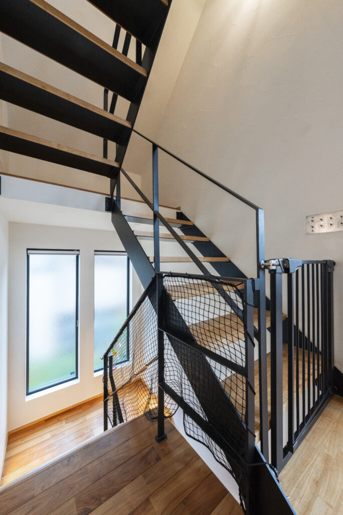 鉄骨階段とフラットバー手摺