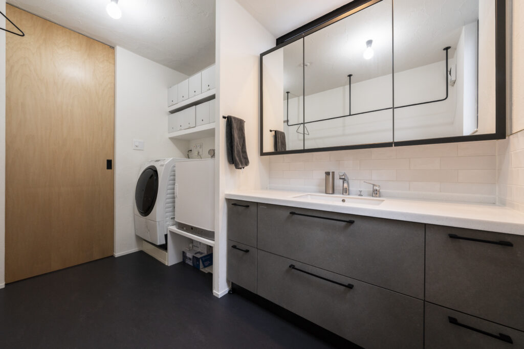 ホテルライクなグレーの洗面化粧台