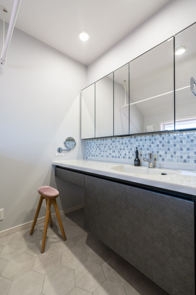 ルミシスの洗面台×モザイクタイル