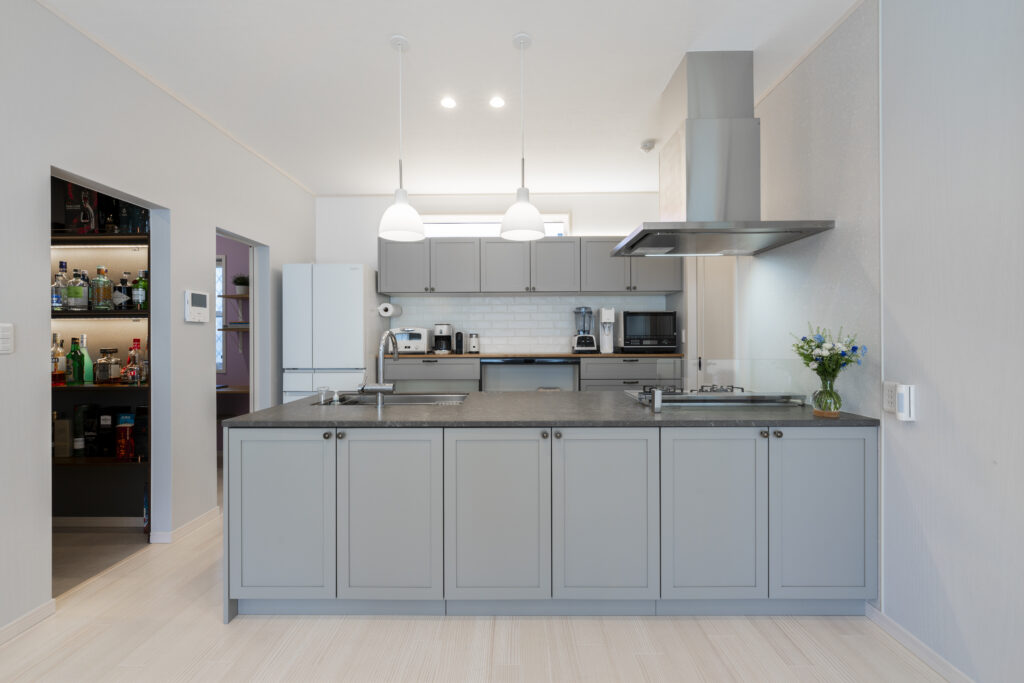 グレー框扉のキッチン