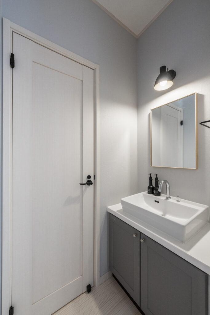 グレー框扉の洗面台