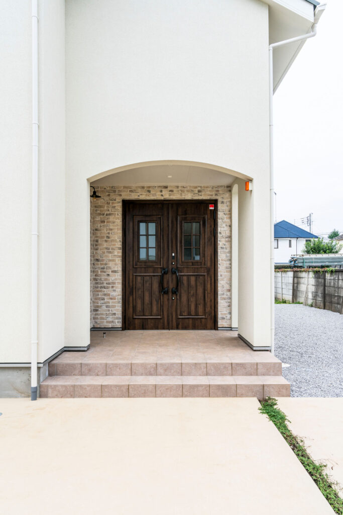 塗り壁とブリックタイルと玄関