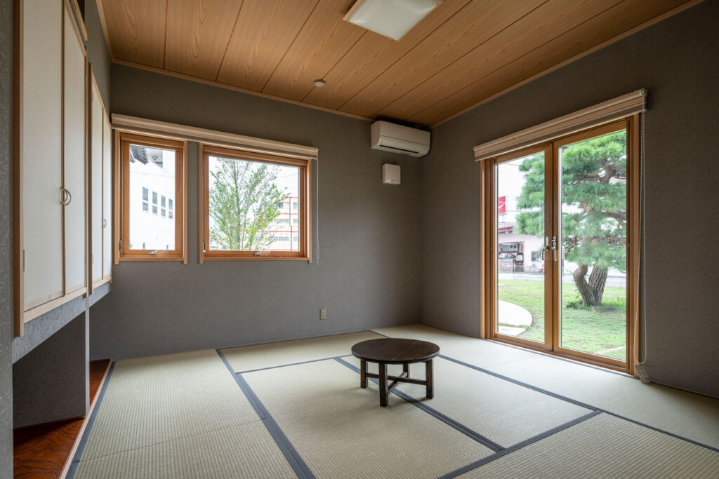 木製窓と畳部屋