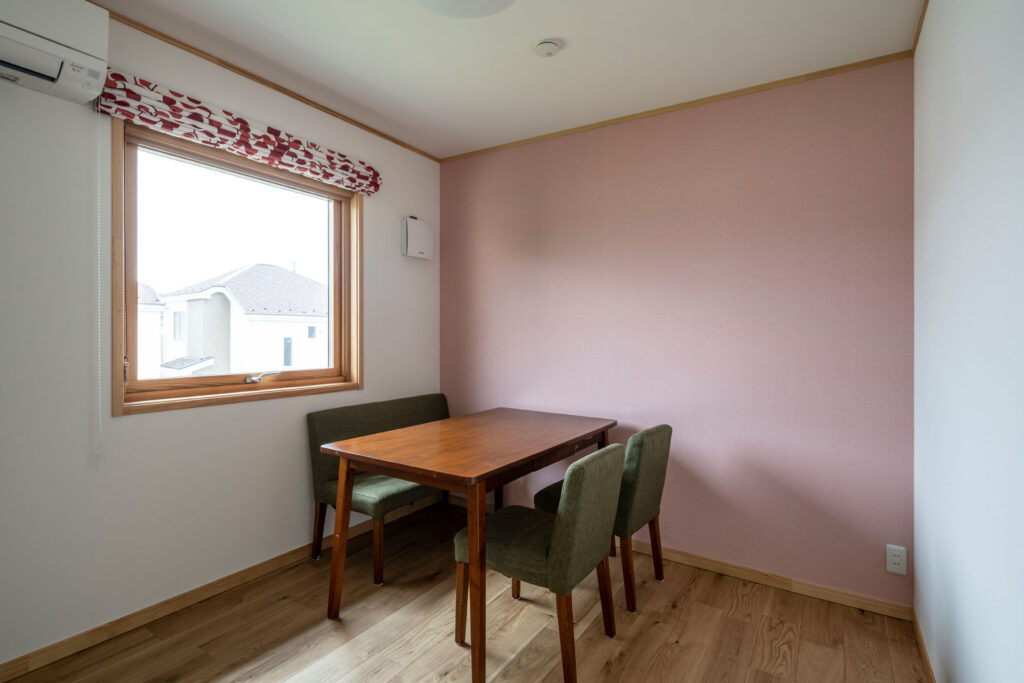 木製窓の子ども部屋