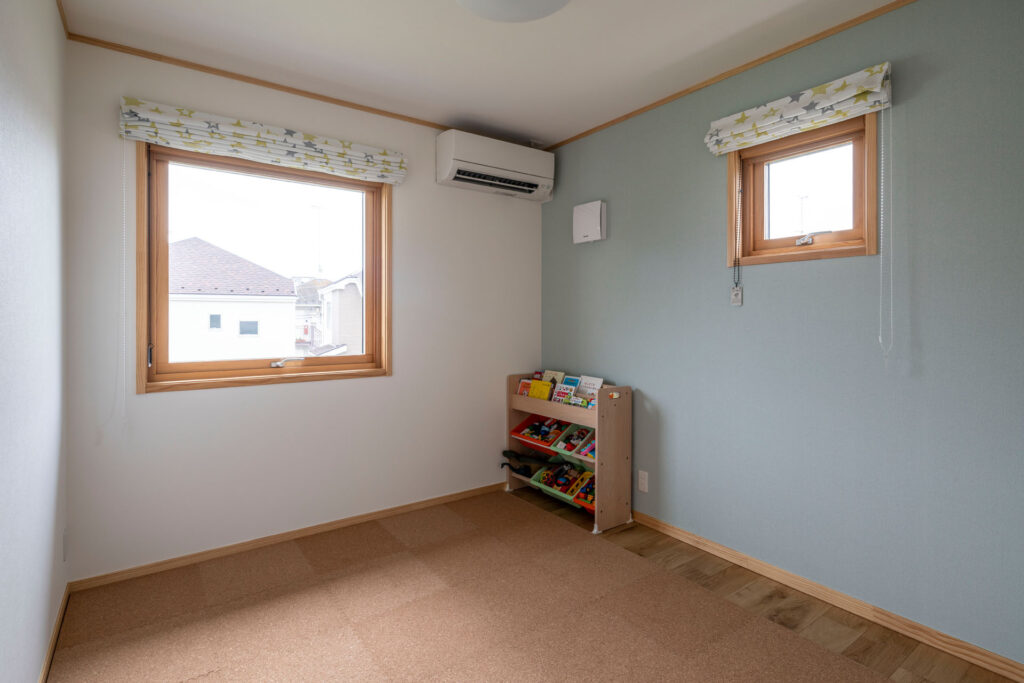 子ども部屋には木製窓