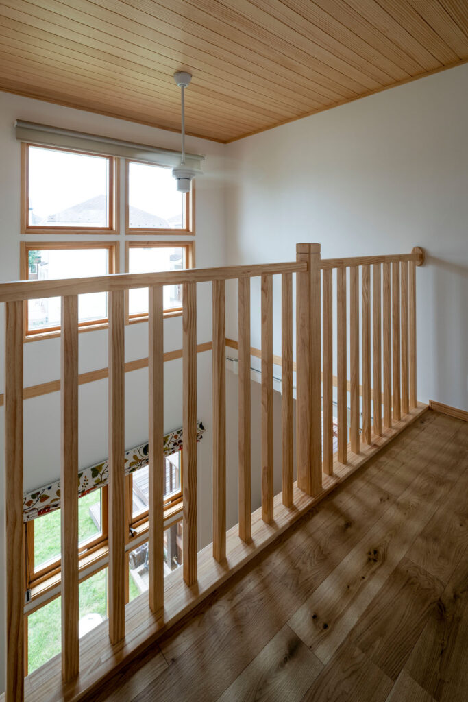無垢に囲われた吹き抜け