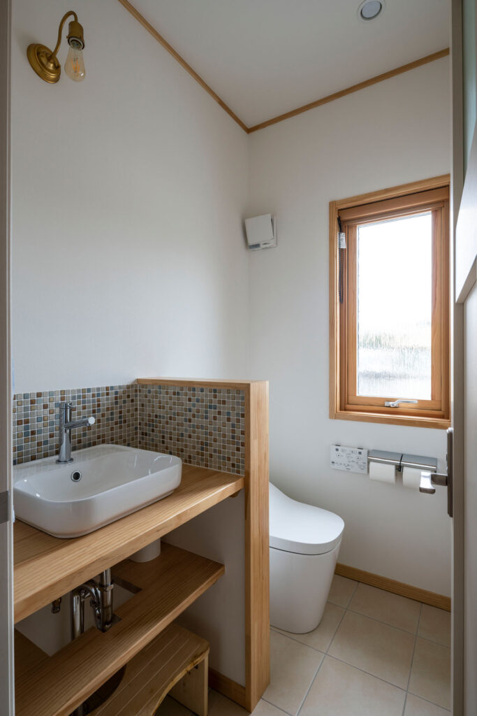 木製窓とトイレと造作洗面台