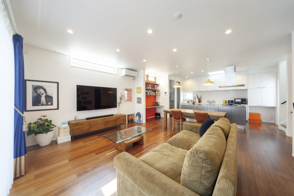 truck furnitureのあるリビング