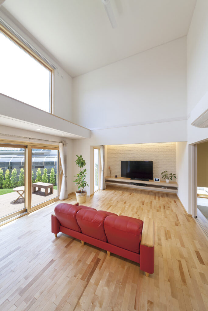 木製窓と吹き抜け