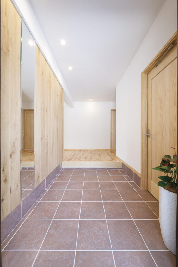 ウッドパネルのある玄関ホール