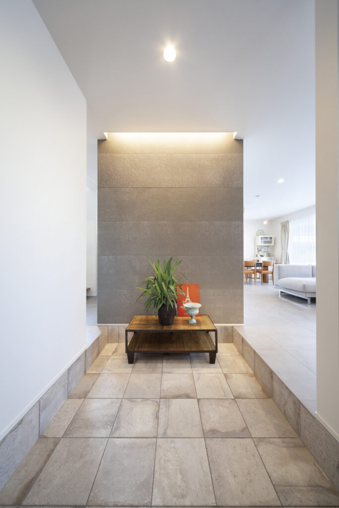 アクセントウォールのある玄関ホール