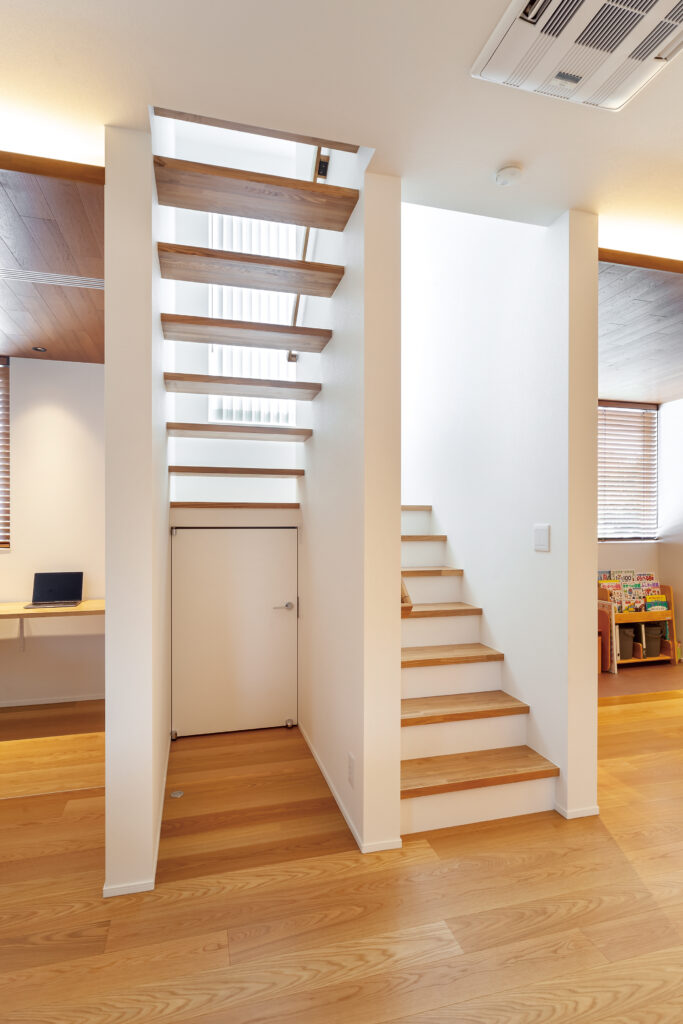 光が降り注ぐ階段