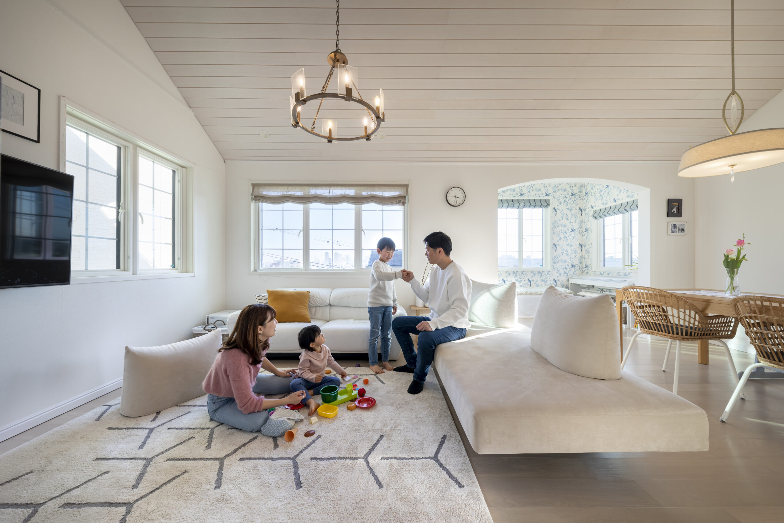 「冷たくない」でなく「温かい」を求めた家。ポカポカの冬はもちろん、夏の涼しさで気密・断熱の力を体感しています。