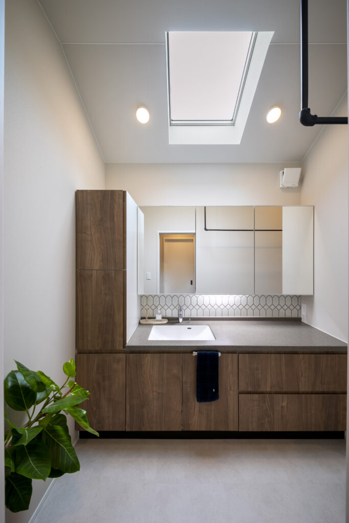 2.2mの大型洗面台×天窓