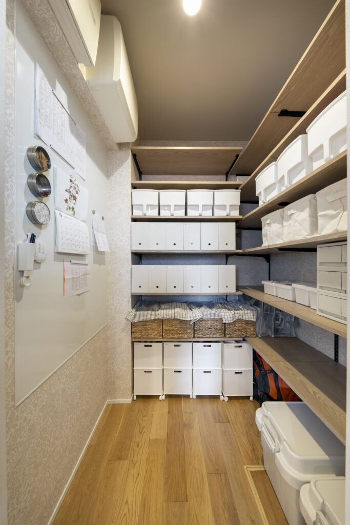 木目柄の棚を使った魅せるパントリー