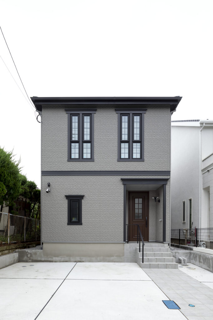 グレーの外壁と窓モール