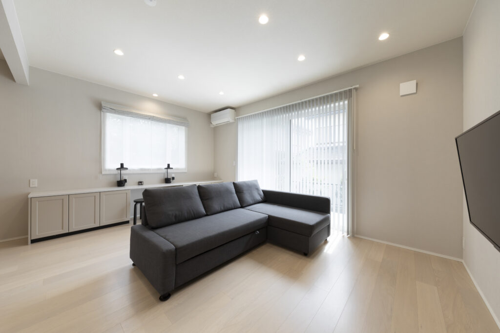 オーク床とグレーのリビング