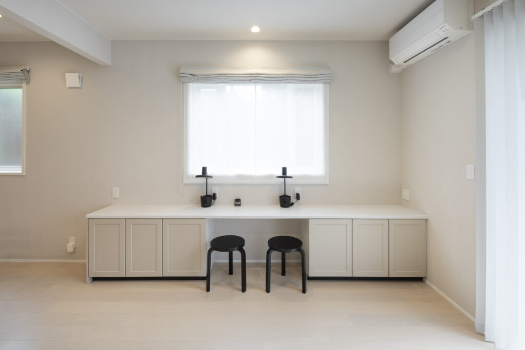 グレー框扉のワークスペース