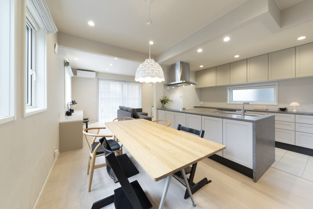 北欧家具とグレーのキッチン