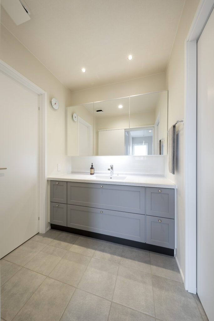 グレーの洗面台とタイル床