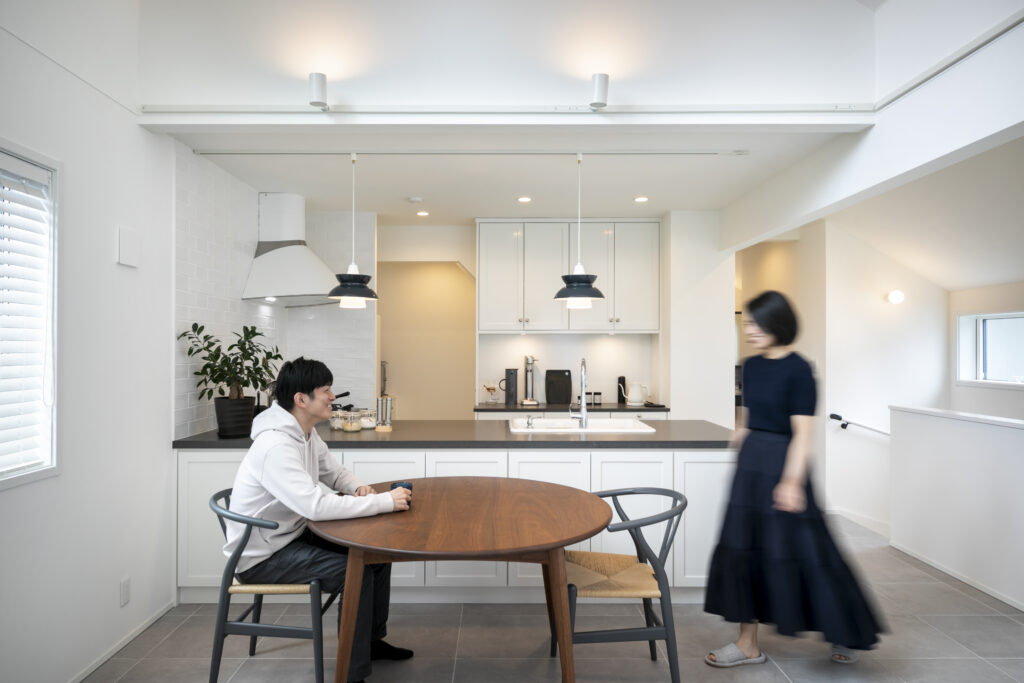 スタイリッシュなキッチンと吹き抜けの開放感がふたりのお気に入り。