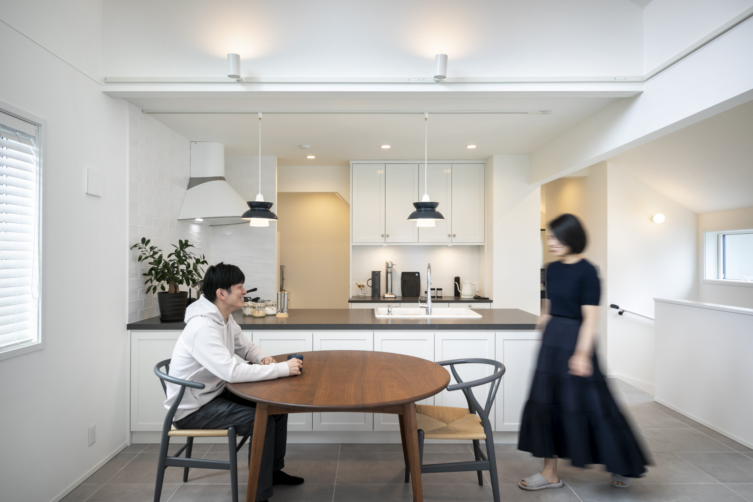 スタイリッシュなキッチンと吹き抜けの開放感がふたりのお気に入り。