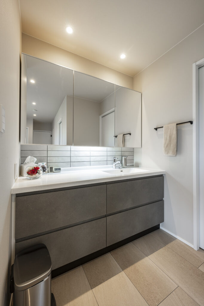 モルタルグレーの洗面台