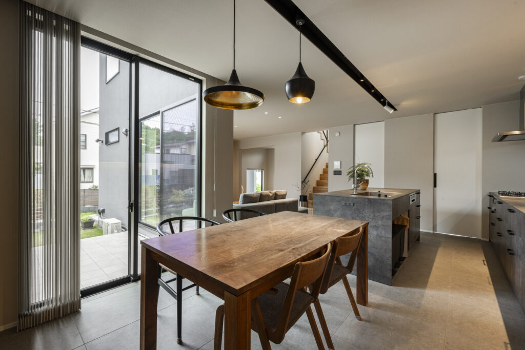 キッチン横のダイニング空間