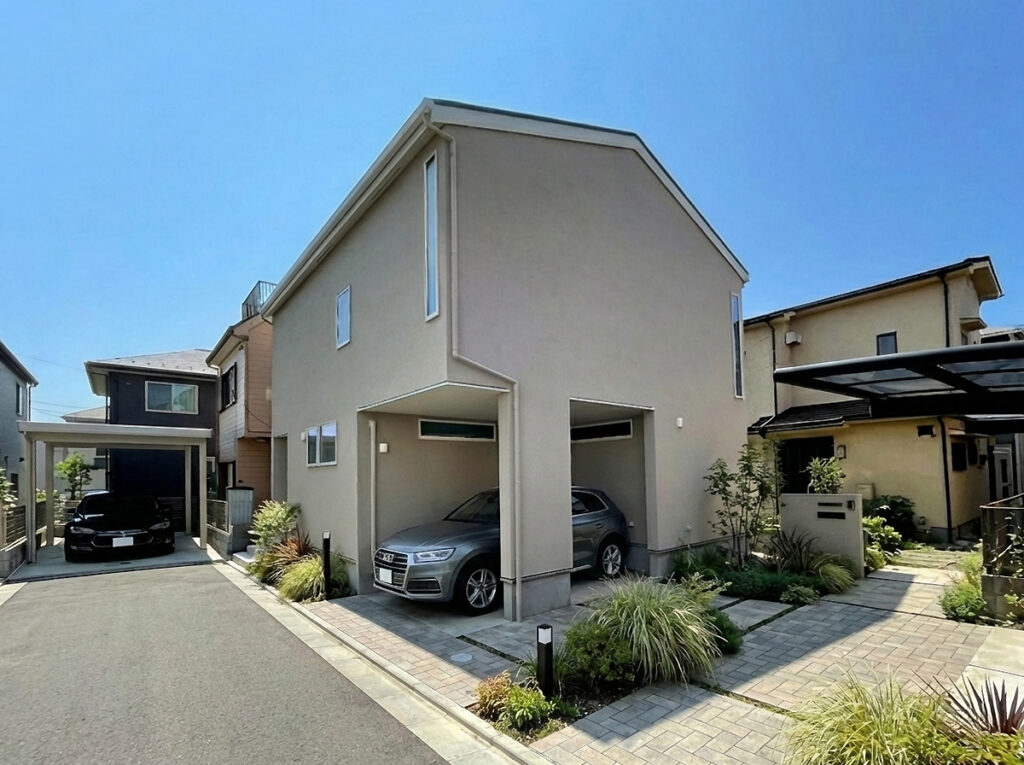 傾斜天井のLD、デュエスタイルのキッチンのある2階LDKの暮らし