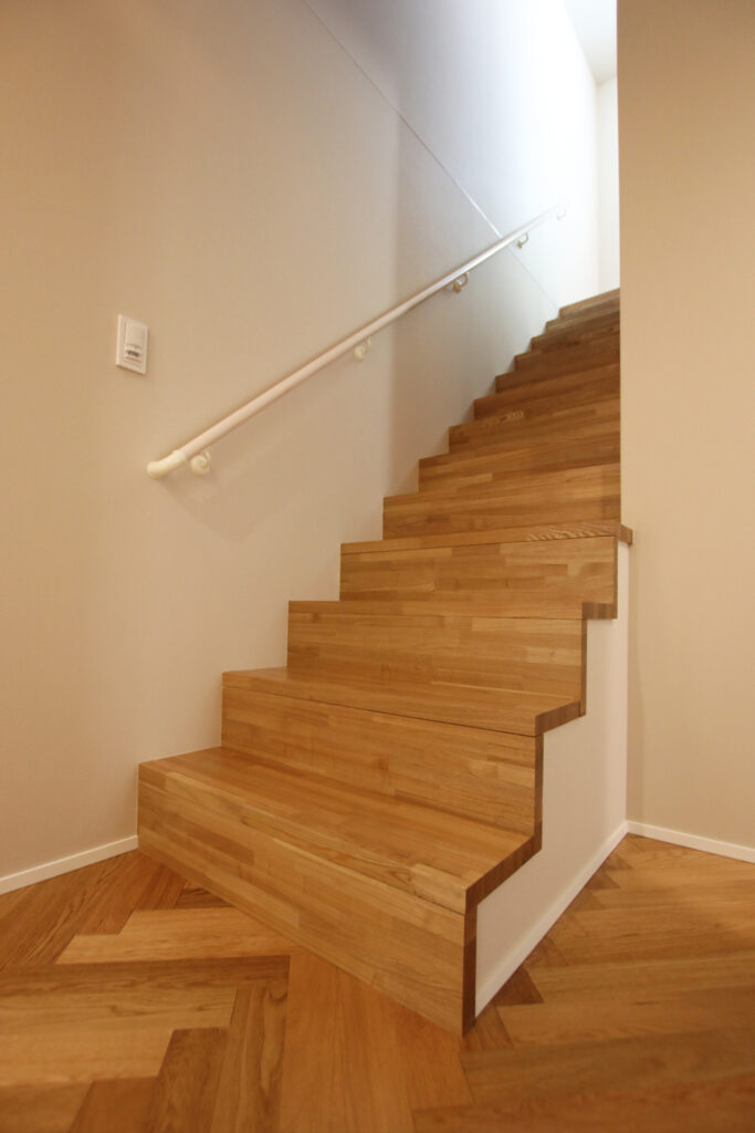 タモ材の鼻の出ゼロ階段