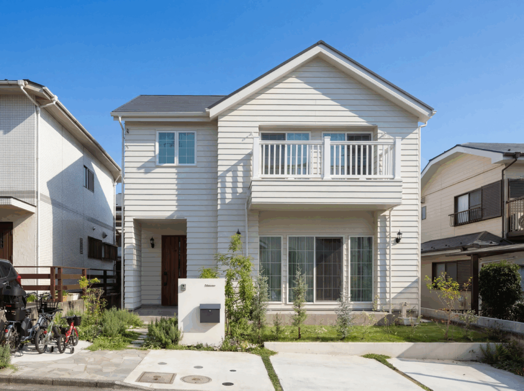 ラップサイディングと格子窓の輸入デザインの家