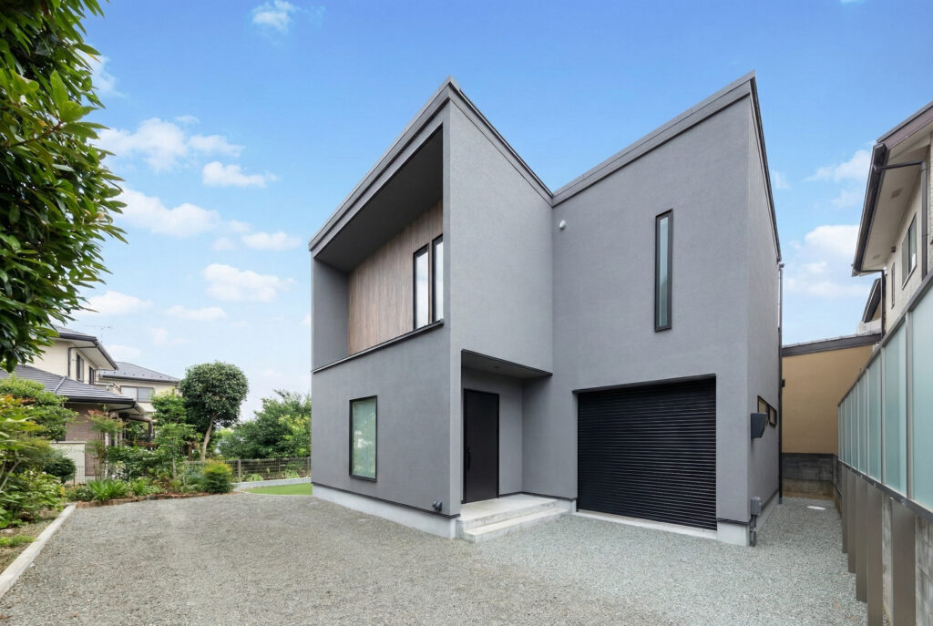 グレーの塗り壁とガレージシャッター