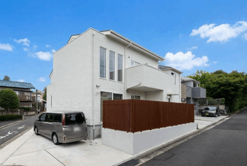 吹き抜けとフラットバー手摺のあるリビングのある暮らし