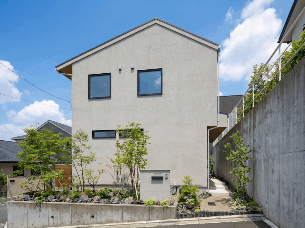 グレーの塗り壁のシンプルモダン外観