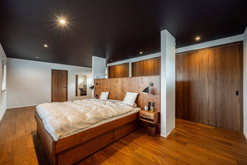 FILEのオーダー家具に囲まれた主寝室